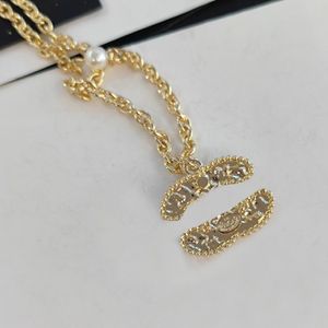 Hochwertige Designer -Halsketten Diamant Herzanhänger Design Brand Brief Anhänger 18K Gold Kupfer Halskette Perlenketten Halskrankheiten Schmuck Geschenke Großhandel Großhandel