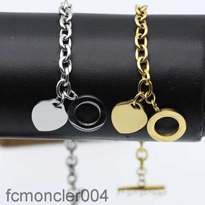 Braques de marca estampada Bracelets de charme de clasp Design de coração pingente de titânio jóias finas jóias douradas Moda prateada Link Chain colares Bangles for Women G X2D2