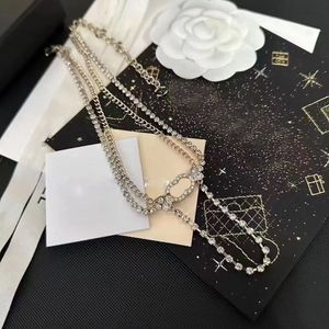 Lettera di marca di lusso Collana a ciondolo progettata per le donne a doppia catena a doppio ponte 18k oro in oro collana a cristallo designer di gioielli squisiti accessori per coppia