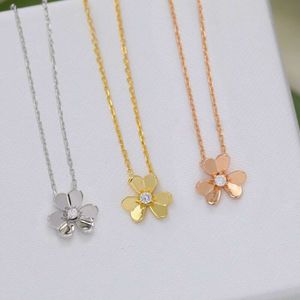 European Fashion Gold Lucky Grass Clover Necklace For Women s Sterling Sier Utsökta söta varumärken avancerade smycken