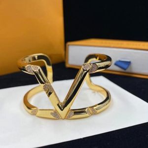 Paris Designer smycken tillbehör Lady Bangle Luxury 18k Gold Silver Women Armband Bröllopsmycken Armband Nice Valentine's 257Q