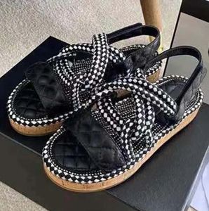 2024 Designer Sandaler Summer Nya tofflor Flat Bottom kardborrsandaler Kvinnors lilla doftande vindbeta mode Fritid Bekväm öppen tå strandskor Trend 666