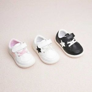 Sneakers Nya våren babyskor för pojkläder småbarn ldren barfota skor mjuk sula utomhus barn tennis mode flickor sneakers h240508