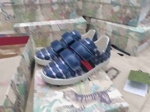 새로운 베이비 스니커즈 블루 로고 프린트 키즈 신발 크기 26-35 고품질 브랜드 포장 버클 스트랩 소녀 신발 디자이너 소년 신발 24may