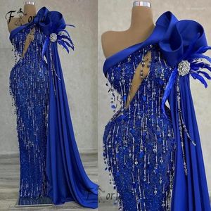 Vestidos de festa vestidos de sereia de miçanga azul royal com capa com capa de lanterna de lantejoulas de cerimônia de cerimônia de lantejoulas de lantejoulas Dubai de tapete vermelho Dubai