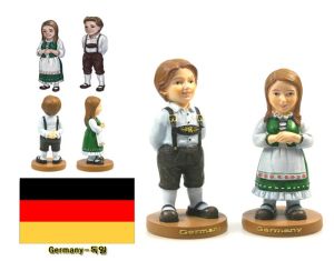 Скульптуры вручную вручную Германию национальные костюмы пара кукол Статуя смола