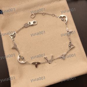 2024 Donne Jewlery Small Flower Bracciale Designer Pink Enamel Lettera Crystal 18K Gold Placted Braccialetti Luxe Fashi