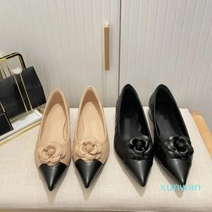 Mary Janeshoes New Pointyshoes Camellia Diamond Sheemskin Ballet Shoes مصمم امرأة في وقت مبكر من الربيع منخفضة الباليه ذات الكعب المنخفض