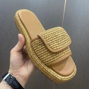 Broderi tyg tofflor kvinnors virkning flatform glider raffia plack triangel logotyp vävt plattformsdesigner sandaler 2024 sommarskor strand pool clear mules 04