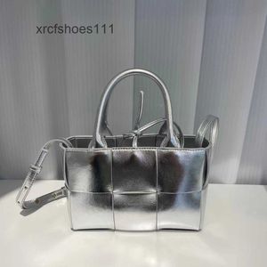 Underarm Tote кожа Tl8y плечо перекрестное тело Veneeta Сумка для тканых сумочек Arco Bags 2024 Cowhide Botteggs One Women Women Handheld Fashionable Ladies Gaq3