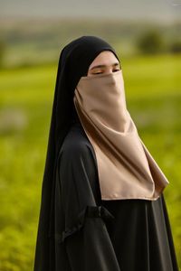 エスニック服イスラム教徒のサテンフェイスカバーソリッドカラーファブリックソフトスキンフレンドリー高品質の高品質の通気性単一層nidda veil hijab