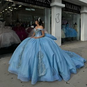 2024 Seksowne luksusowe sukienki Quinceanera jasne niebo niebieskie koronkowe aplikacje kryształowe koraliki z ramion gorset