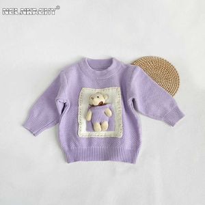 Uppsättningar 2023 Autumn New Print Childrens Baby Girls Full Sleeve Patch Ruched 3D Bear Doll stickad toppklass Tröja Söta bottenkläder Q240508