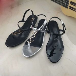 YSL ﾠ 2024 Neuankömmlinge Designer flache Sandalen Metall Streifen Schwarze Lackleder Frauen Tribut Real Letter Schnallen Schuhe Strand Flip Flops Folien rutschen