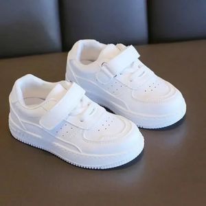 Кроссовки Tenis Kids Springautumn Boys Girls Sports Sports Shoes Casual Board Кожаная мягкая согласная деть. Маленькие белые 240509