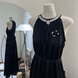 Neue Frauen hängende LED -LED -Diamant -Strass -Designer -Logo -Pin -Applique Satingürtel Langes Weste Kleid