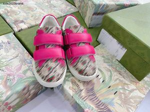 Novos tênis bebê tênis rosa impressão de sapatos infantis tamanho 26-35 de alta qualidade embalagem de fivela de fivela de fivela girls shoes designer meninos sapatos 24 a maio