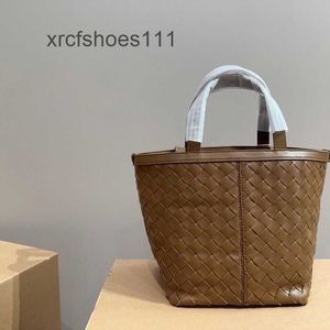 Basket Woven Tote Womens Bag Cowhide Cabbage Lady Bags Botteggs Handheld High Elegant Beauty Popular Fashionable Flipflap Designer 2024 Veneeta OH9I Grade 1J56