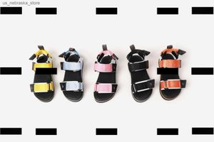 Terlik çocuk sandalet kız terlik çocuk ayakkabıları moda tuval tuval tasarımı yaz kutusu ambalaj çocuk boyutu 26-35 q240409