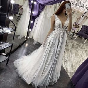 Vestidos de noiva de renda de renda cinza Smoky Apliques de decote em V Apliques Vestidos de noiva de Tulle Tulle Vestidos de noiva sem costas para casamento de praia 0509