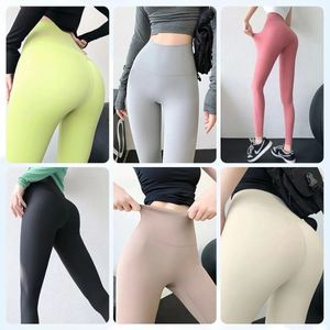 2023 Tasarımcı Kadınlar Hizalama Taytlar Top Yoga Şort Diz Uzunluğu Kadın Spor Salonu Taç Pantolon Pantolon Elastik Fitness Lady Dış Mekan Spor