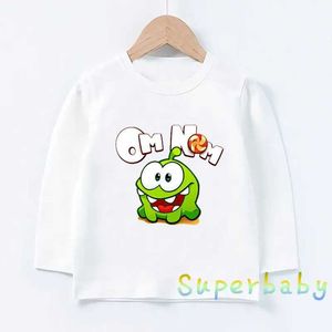 T-Shirts schneiden das Seil OM Nom Frog Cartoon gedruckt Kinder lustige T-Shirts für Mädchen Jungen Langarmed T-Shirts Kindertopsl240509