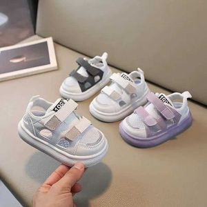 Sneakers Nya sommaren andningsbara mesh skor ldren sportskor pojkar flickor ihåliga skate cool mode baby ldren sandaler h240508