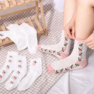 女性靴下日本のかわいいハラジュクロリータスタイルフラワーJKガールミドルチューブ学生レース女性飼育