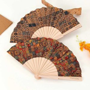 Produkte im chinesischen Stil Vintage chinesischer Stil Kork Stoff Klappern Dekor Bunte karierte hölzerne Hand gehaltene Fan klassische Performance -Tanzfans Requisiten