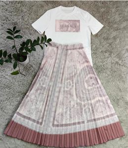 Dwuczęściowa sukienka swobodna moda luksusowy 2-częściowy zestaw (górna luźna plisowana spódnica) projektantka damska zestaw sukienki J2988