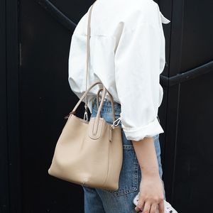 Våren kvinnors handväska fashionabla crossbody väska läder textur hink väska designer tote väska kort hållare axelväskor