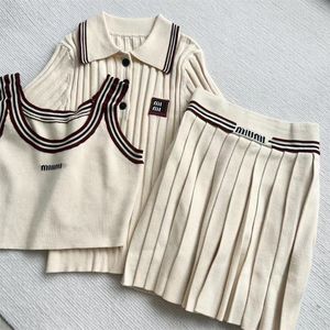 Desinger Women Dresses New College Style 여성 조끼 조끼 충돌 줄무늬 짧은 폴로 칼라 니트 스웨터 상단 주름 치마 세트 여성