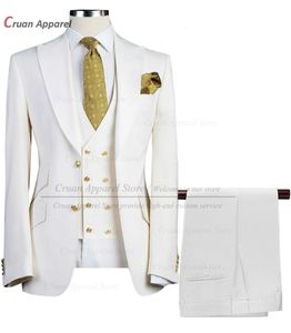 Maßgeschneiderte Marke Elfenbein weiße Anzüge für Männer Slim Fit Prom Hochzeitsbräutigam Smoking Party Goldknöpfe Blazer Westehose 3 Stück 240429