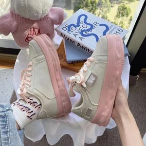 Lässige Schuhe in Y2K Modedesigner Sneakers dicker alleiner Rosa Fersenplattform Knöchelstiefel Hip Hop Grunge Board Frauen Süßes Schuh