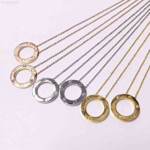 Colar de jóias pendentes Feminino Classic Circle Shape Titanium Fashion Aurum Silver Rose Gold Trend Trend Casal Versátil com Box 255K