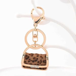 Keychains lanyards tren utsökta leopard mini handväska hon kristall nyckelring bilväska hänge kvinnor prydnadsmetall nyckeling flicka smycken gåva J240509