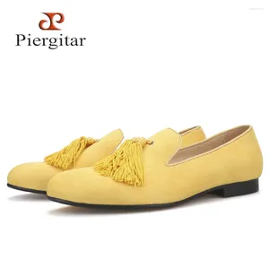 Sapatos casuais estilo piergitar estilo artesanato de cor amarelo de veludo com tassels de moda e mocassins masculinos de vestido de noiva