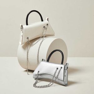 Selection Strict of Leather Bags for Womens Fashion Niche Design Metal Chain Underarm Trendy Single Shoulder Crossbody