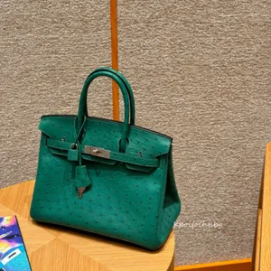 Alla handgjorda högkvalitativa 30 cm påfågel grön strutshandväska toppdesigner handväska mode kvinnors crossbody väska klassisk elegant och generös