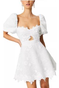 Fransız romantik beyaz dantel bir omuz düğmesi seksi içi boş açık arka tatil tarzı elbise