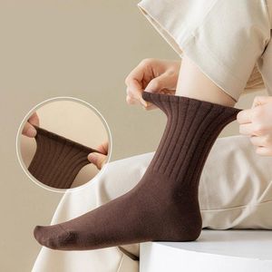 Women Socken 2024 Modelle farbige schwarz rosa graue Herbst -Winter -Retro -Schüler -Mädchen Strümpfe warm alle Spielsportarten