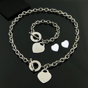 Love Heart Necklace Armband Smycken Set Designer OT Jewelry for Womens Mens Armband Halsband Födelsedag Christmas Gift Wedding Jewel 240m