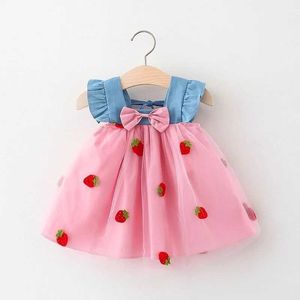 Sukienki dla dziewczyn Koreańskie lato 2024 Sukienka dla dziewczynki Truskawkowe nadruk Gaze Bow Childrens Sukienka dżinsowa Mała dziewczynka Księżniczka Dressl2405