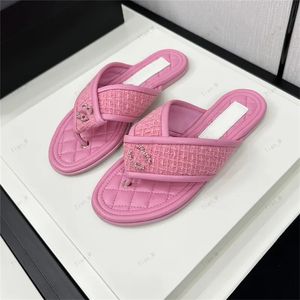 2024 Designers Sandaler Kvinnor Flip Flops Metal Buckle Flat Beach Shoes Real Leather Loafers Fashion Classic Floral Brocade Slides Flats Gummy Heat