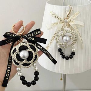 Keychains Lanyards Lanyards 스타일의 수제 직물 나비 넥타이 검은 흰색 진주 사슬 동백 키 체인 자동차 키 가방 매력 여자 키어링 선물 보석 J240509