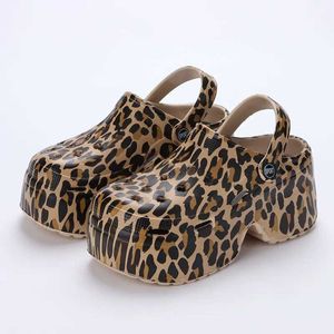 Sandalen Leopard Dicke Boden Clogs für Frauen geschlossener Zehenklobeln Frau Sommer 2023 Super High Wedge Heel Pantoffeln weiblich H240509