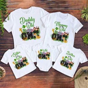 T-Shirts Vahşi Bir Aile Eşleşen Kıyafet Orman Partisi Baba Anne Kardeş Görünüyor T-Shirt Bebek Doğum Günü Romper Aile Gömlek Tips T240509