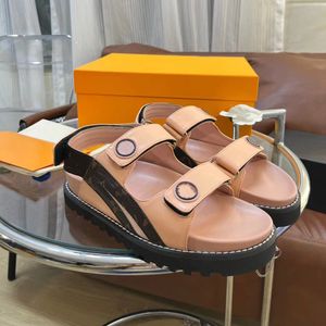 مصممة للنساء الرجال الفاخرة الأضواء الرياضية الصنادل L عائلة رسائل أزياء جلدية كلاسيكية STUD SLIPPERS LADYS مغطى أخمص القدم