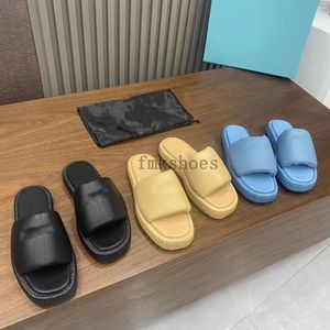 Broderi tyg tofflor kvinnors virkning flatform glider raffia plack triangel logotyp vävt plattformsdesigner sandaler 2024 sommarskor strand pool clear mules 02