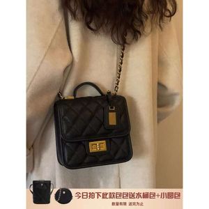 Nanfengyuan Minya Kioy Römische Fantasie 2024 Handheld Lingge kleine Frauenkette One Schulter -Crossbody -Tasche 80% Fabrik Großhandel